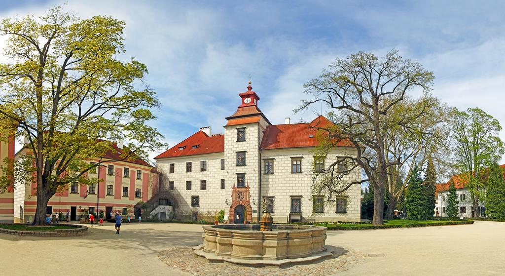 Penzion a wellness U Třeboňské madony Esterno foto